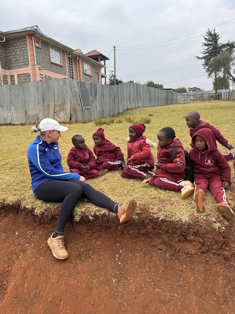 Reisijuht Eva-Maria Vaher istub Iteni kooli õpilastega muruplatsil Keenias