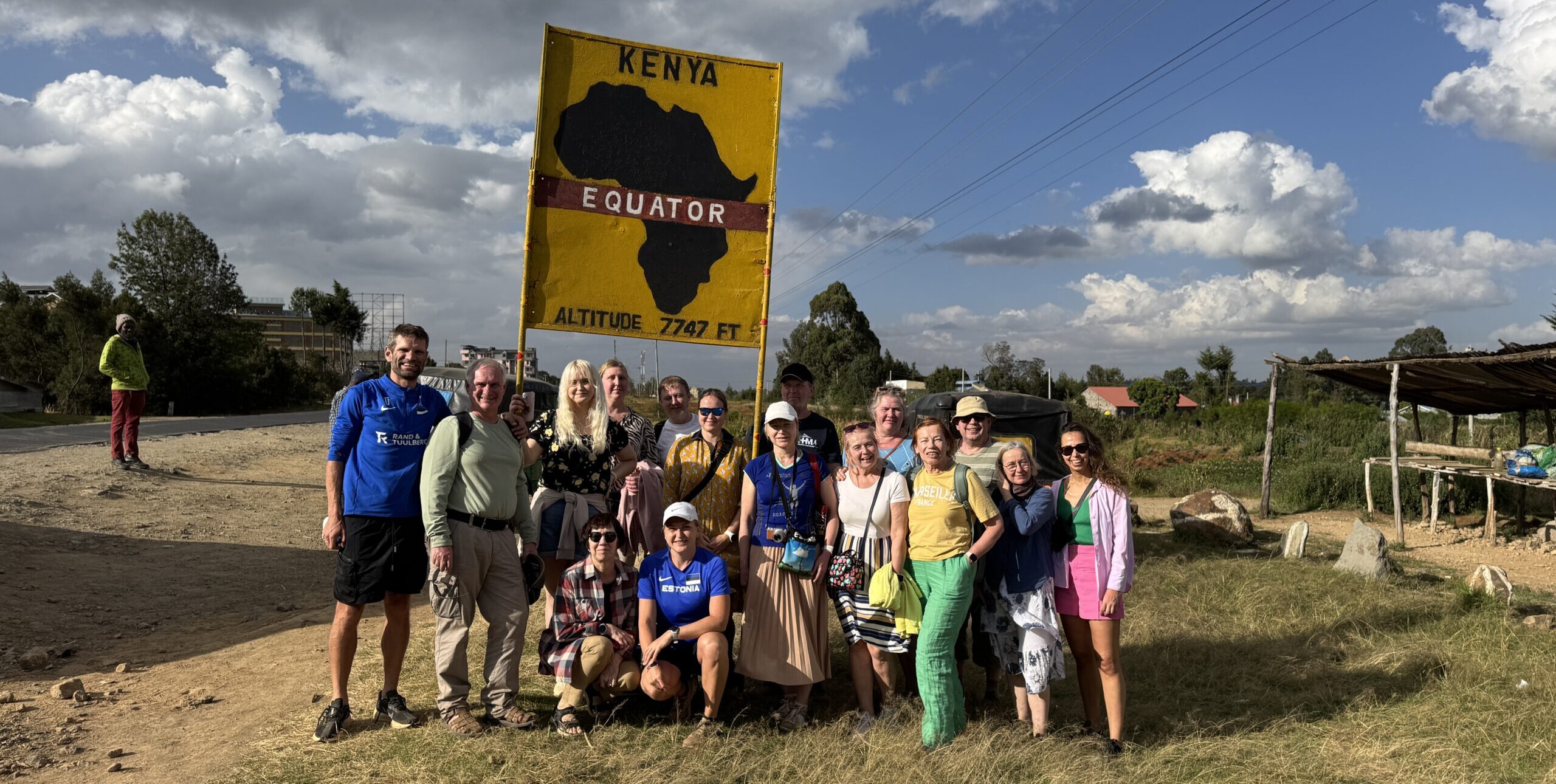 Eesti Maja Keenias esimene turismigrupp jaanuar 2025 Kenya Equator sildi ees kõrgusel ca 2300 meetrit.