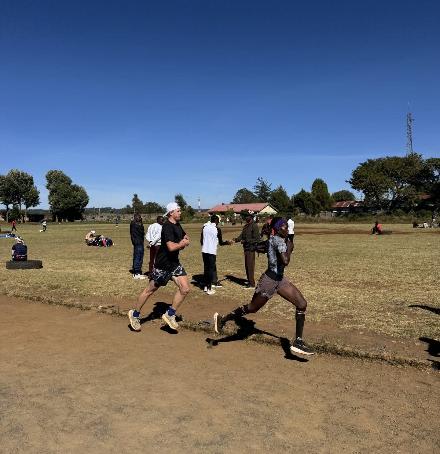 Jooksjad Keenia spordiväljaku tolmusel rajal selge sinise taeva all