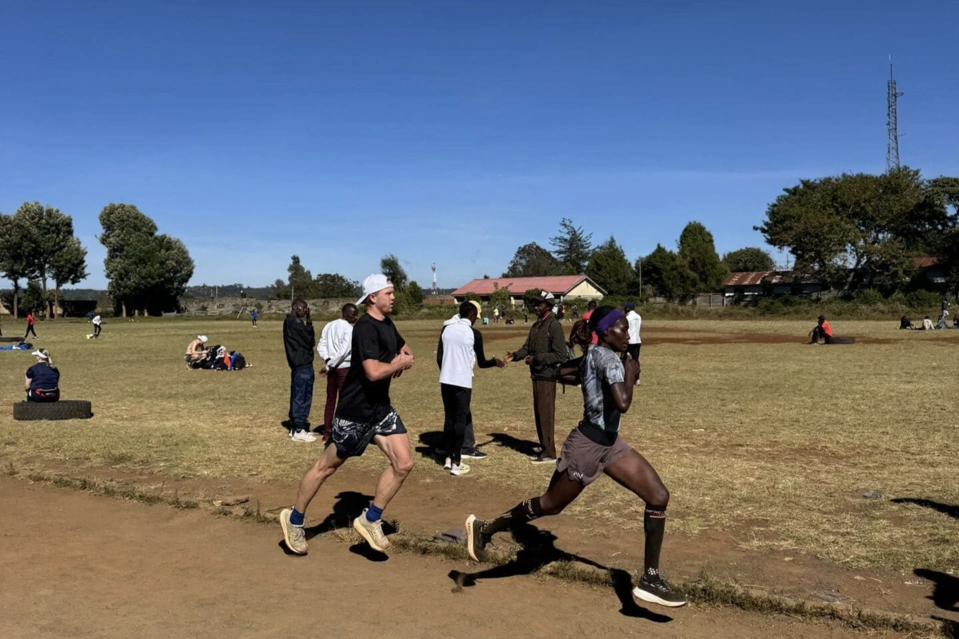 Jooksjad Keenia spordiväljaku tolmusel rajal selge sinise taeva all