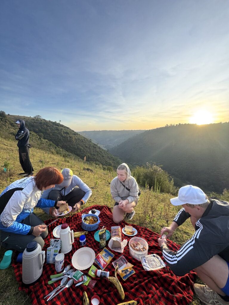 Eesti turismigrupp piknikul Nyahururu elevandioru serval päikesetõusul.