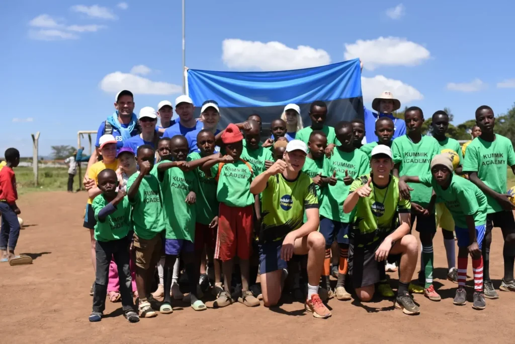 Kummik Academy jalgpallitrenni grupipilt Eesti lipuga Nyahururus Keenias
