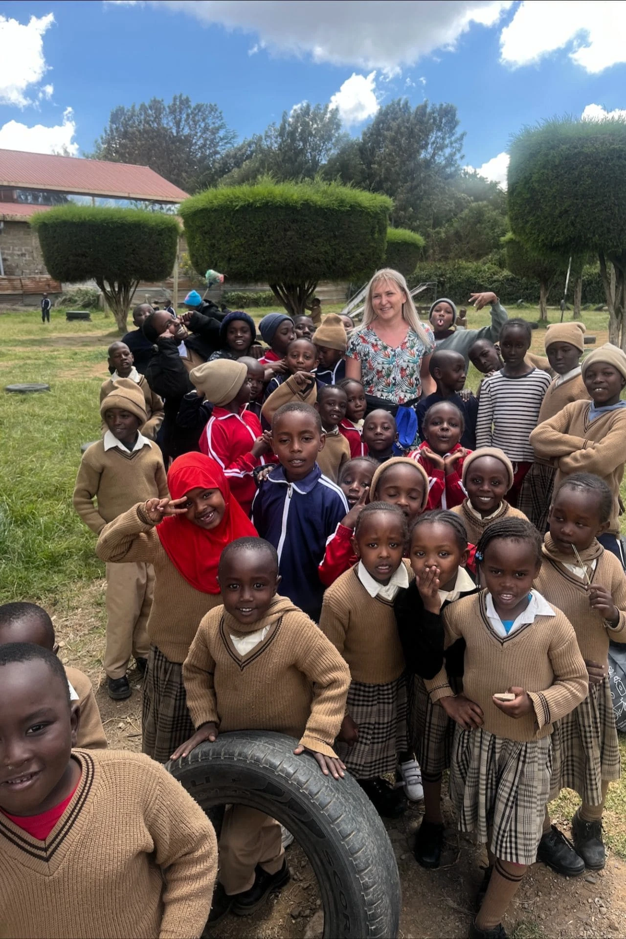 Reisijuht Eva-Maria Vaher koos Falling Watersi algkooli õpilastega Nyahururus Keenias