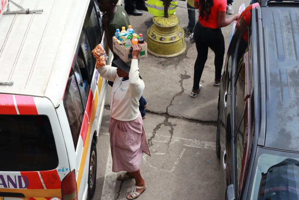 Kohalik kaupleja matatu juures Keenias - tänavaelu ja reisi praktiline pool