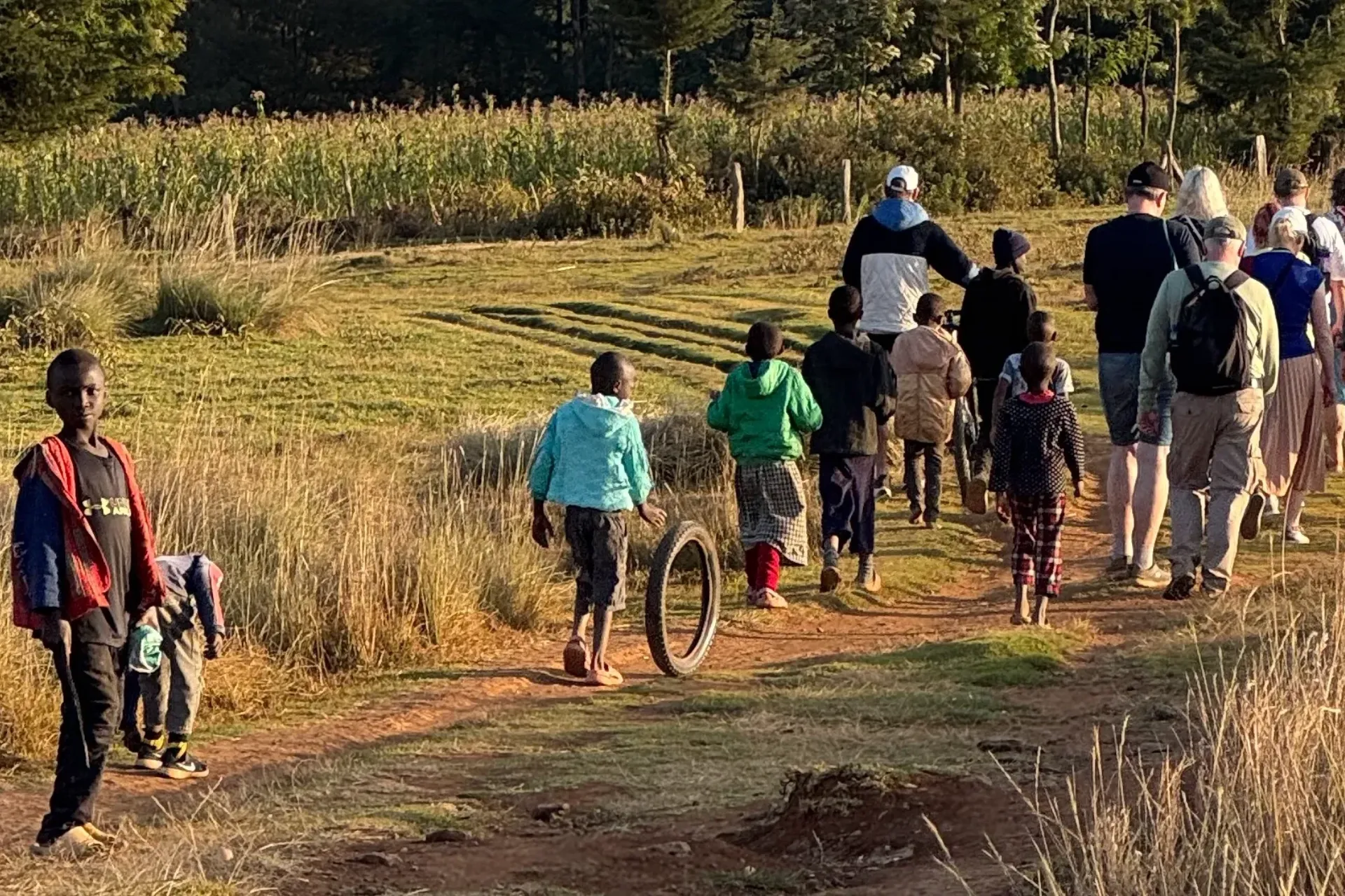 Õhtune jalutuskäik Muhendi slummi juures asuval lennuväljal koos kohalike lastega