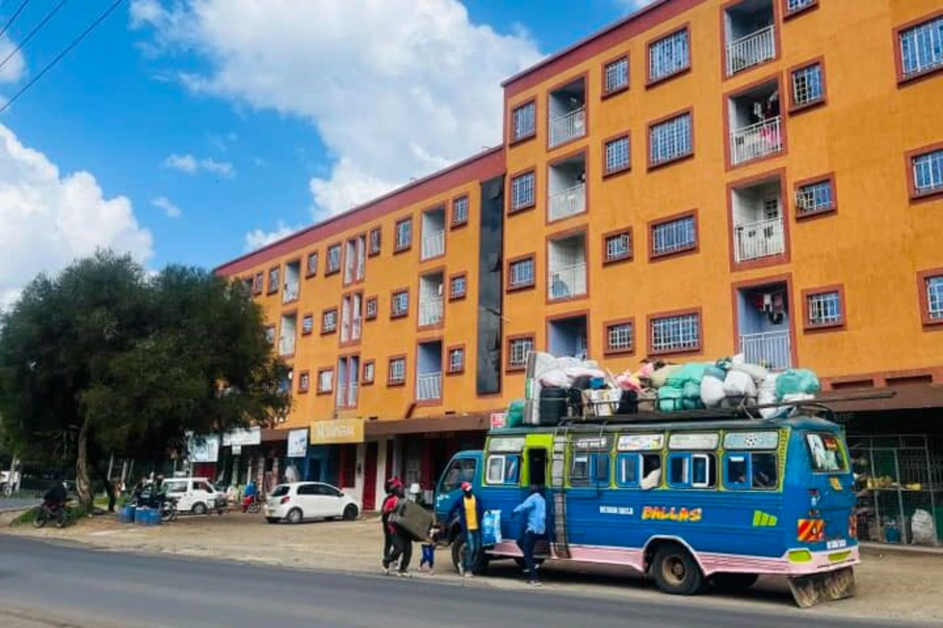Nyahururu tänavavaade Keenias - kohalik matatu ja igapäevaelu, reisinõustamise teema