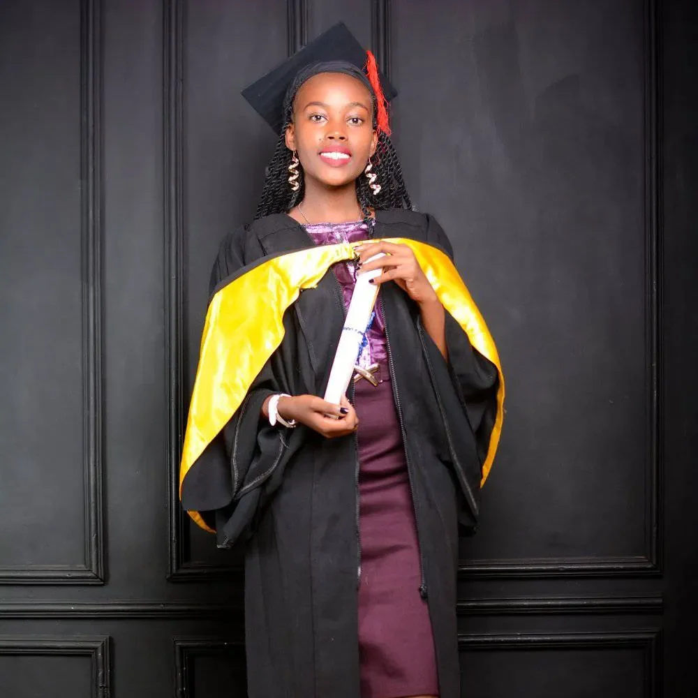 Winfred lõpurüüs ja diplomiga Nyeri National Polytechnicu lõpetamisel